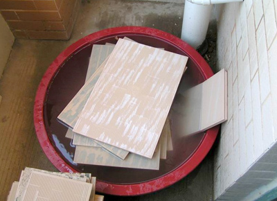 泥工老師傅提醒：瓷磚泡水萬(wàn)萬(wàn)不能這樣做 會(huì)掉瓷